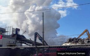 Important incendie dans un centre de recyclage à Montréal-Est
